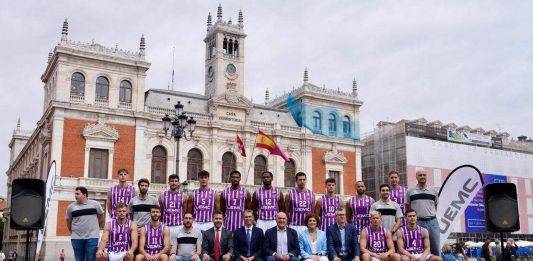 FOTOGRAFÍA. VALLADOLID (REINO DE ESPAÑA), 24 DE SEPTIEMBRE DE 24 DE SEPTIEMBRE DE 2024. Valladolid y UEMC Real Valladolid: equipo y ciudad "con alma de basket". Foto de familia de la primera plantilla del UEMC Real Valladolid de Baloncesto, con las autoridades en el centro de la primera fila, de izq, a dcha.: David García López, rector de la Universidad Europea Miguel de Cervantes, Jesús Zarzuela Mateos, consejero delegado de la UEMC, Jesús Julio Carnero, alcalde de Valladolid, y Mayte Martínez, concejala de Participación Ciudadana y Deportes. Lasvocesdelpueblo (Ñ Pueblo)