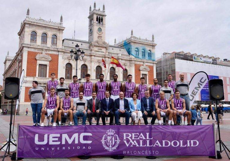 FOTOGRAFÍA. VALLADOLID (REINO DE ESPAÑA), 24 DE SEPTIEMBRE DE 24 DE SEPTIEMBRE DE 2024. Valladolid y UEMC Real Valladolid: equipo y ciudad "con alma de basket". Foto de familia de la primera plantilla del UEMC Real Valladolid de Baloncesto, con las autoridades en el centro de la primera fila, de izq, a dcha.: David García López, rector de la Universidad Europea Miguel de Cervantes, Jesús Zarzuela Mateos, consejero delegado de la UEMC, Jesús Julio Carnero, alcalde de Valladolid, y Mayte Martínez, concejala de Participación Ciudadana y Deportes. Lasvocesdelpueblo (Ñ Pueblo)