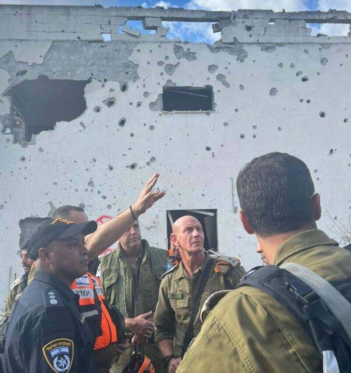 FOTOGRAFÍA. KIRYAT BIALIK (NORTE DEL ESTADO SOBERANO DE ISRAEL), 22 DE SEPTIEMBRE DE 2024. Tenemos la fuerza interceptar y neutralizar ataques y golpear. El grupo terrorista yihadista, socio de la República Islámica de Irán en el Medio Oriente, junto a los grupos terroristas yihadistas palestinos Hamás ISIS y Yihad Islámica Palestina (YIP), ataca la Tierra Santa desde las ciudades del norte del país judío, en Kiryat Bialik. El Tzáhal intercepta y neutraliza la mayoría de los cohetes, misiles, drones y resto de objetivos voladores. El Comandante del Comando de Defensa Civil de las Fuerzas de Defensa de Israel (FDI) está ahora en el sitio donde cayeron cohetes de Hezbollah en Kiryat Bialik. Roni Kaplan/Tzáhal/Lasvocesdelpueblo (Ñ Pueblo)