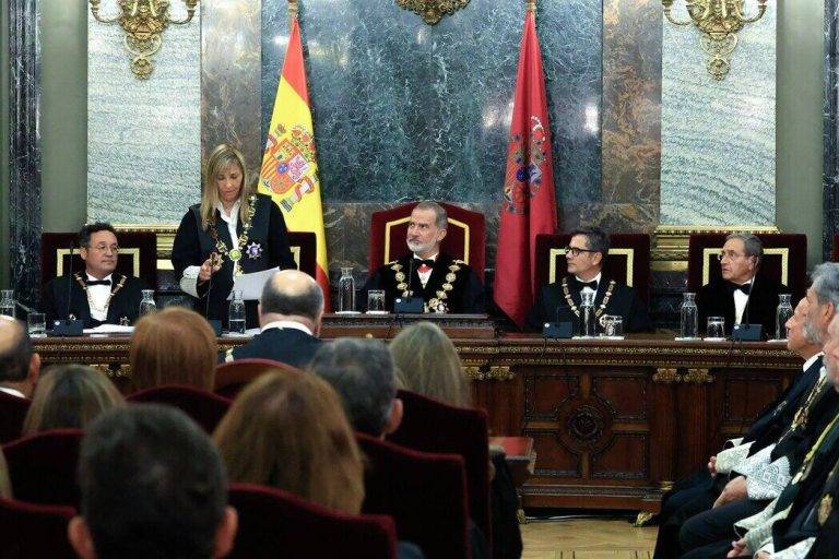 FOTOGRAFÍA. MADRID (REINO DE ESPAÑA), 05 DE SEPTIEMBRE DE 2024. Perelló: La tarea que tengo por delante no resultar tan difícil como parece. Su majestad el rey Felipe VI de España (Felipe Juan Pablo Alfonso de Todos los Santos de Borbón y Grecia) presidió hoy el acto de apertura del año judicial 2024 y 2025 en la Sala de los Plenos del Tribunal Supremo, con estrella de la jornada, la nueva presidente del Tribunal Supremo (TS) y del Consejo General del Poder Judicial (CGPJ), la natural de Cataluña y progre (progresista) María Isabel Perelló Doménech. Lasvocesdelpueblo (Ñ Pueblo)