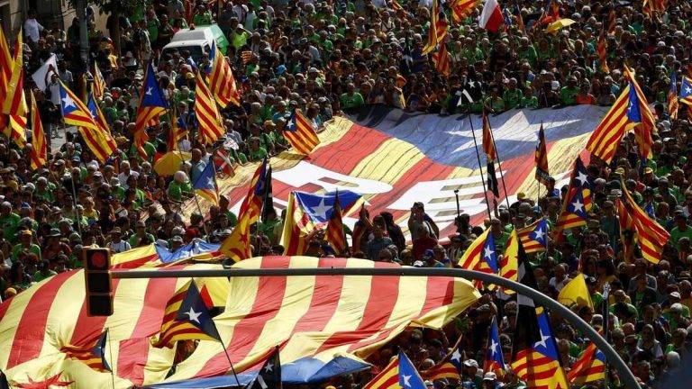 FOTOGRAFÍA. BARCELONA (REINO DE ESPAÑA), 11 DE SEPTIEMBRE DE 2024. Día de Cataluña/Diada de Catalunya 2024. La principal asociación separatista en Cataluña, Assemblea Nacional Catalana (ANC) que preside el el cantautor de ultraizquierda Lluís Llach Grande, y vicepreside la ultra antiespañola Nohemí Zafra Galvez, moviliza en el centro de Barcelona por la unidad secesionista con la esperanza de volver pronto a ser fuerte como en 2017 y plantear nuevamente la destrucción total del Reino de España y la construcción de un Estado nuevo secesionista: la República comunista Catalana. Un día de Cataluña secuestrado por una antiEspaña que también se ha reunido en El Fossar de les Moreres (Fosal de las Moreras) —una plaza de la ciudad de Barcelona construida sobre el antiguo cementerio perteneciente a la adyacente basílica de Santa María del Mar que integra los elementos conmemorativos a los caídos durante el asedio de Barcelona de 1714, en el marco de la Guerra de Sucesión Española de 1714 (conflicto de las Coronas austriacas y borbónicas que para el separatismo en sus mentes sucias, tergiversadores, engañosas y manipuladoras de la realidad histórica, considera "guerra de secesión"); el motivo de que en este lugar se recuerde a los defensores caídos de la ciudad de Barcelona es que, durante la batalla del 11 de septiembre de 1714, muchos de los defensores muertos en combate fueron enterrados aquí, pero también los contrarios—. Efe