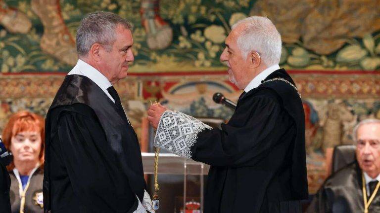 FOTOGRAFÍA. MADRID (REINO DE ESPAÑA), 06 DE SEPTIEMBRE DE 2024. La Fiscalía veta al magistrado contrario a la ley corrupta de amnistía criminal . El magistrado José María Macías Castaño (i) toma posesión en septiembre como nuevo miembro del Tribunal Constitucional ante presidente del Alto Tribunal, Cándido Conde-Pumpido, en Madrid. Efe