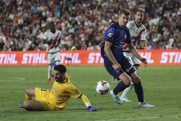 FOTOGRAFÍA. VALLECAS (COMUNIDAD DE MADRID) REINO DE ESPAÑA, 22 DE SEPTIEMBRE DE 2024. El delantero noruego del Atlético de Madrid, Alexander Sorloth (d), intenta superar al guardameta argentino del Rayo Vallecano, Augusto Batalla, durante el encuentro correspondiente a la sexta jornada de Laliga EA Sports que disputaron Rayo Vallecano y Atlético de Madrid en el estadio de Vallecas, en Madrid. Efe