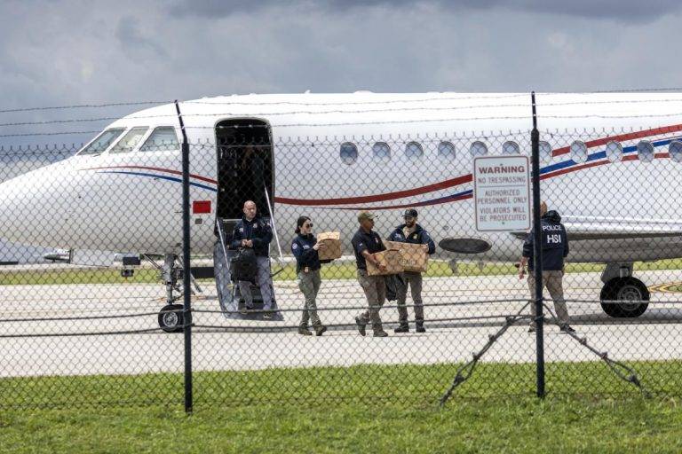 FOTOGRAFÍA. FLORIDA (ESTADOS UNIDOS DE AMÉRICA) 02 DE SEPTIEMBRE DE 2024. Confiscado el Falcón del dictador Nicolás Maduro comprado ilegalmente. Oficiales extraen cajas etiquetadas como evidencia de un avión que, según las autoridades, pertenece al presidente venezolano Nicolás Maduro, en el Aeropuerto Ejecutivo de Fort Lauderdale en Fort Lauderdale, Florida, EE.UU., el 02 de septiembre de 2024. Efe