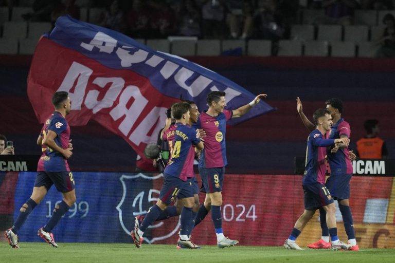 FOTOGRAFÍA. BARCELONA (REINO DE ESPAÑA), 25 DE SEPTIEMBRE DE 2025. El delantero del Barcelona Robert Lewandowski (3-d) celebra con sus compañeros tras marcar ante el Getafe, durante el partido de la séptima jornada de LaLiga EA Sports que FC Barcelona y Getafe CF disputaron en el Estadi Olimpic Lluis Companys. Efe