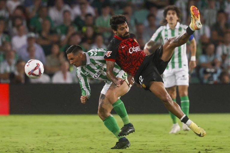FOTOGRAFÍA. SEVILLA (REINO DE ESPAÑA), 23 DE SEPTIEMBRE DE 2024. El centrocampista argentino del Betis Chimy Ávila (i) lucha con el portugués Samu Costa, del Mallorca, durante el partido de la sexta jornada de LaLiga que Real Betis y RCD Mallorca disputan hoy lunes en el estadio Benito Villamarín, en Sevilla. Efe