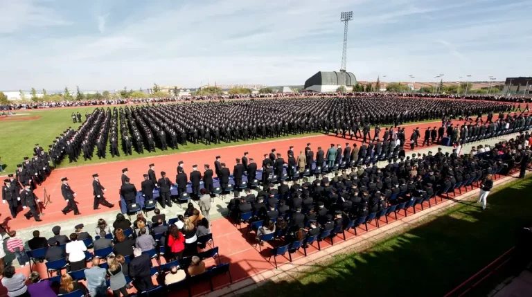 FOTOGRAFÍA. MADRID (REINO DE ESPAÑA), 11 DE JULIO DE 2024. Imagen relacionada del acto de jura y entrega de títulos en el Centro de Formación de la Policía de Ávila (Castilla y León). El Gobierno ha anunciado este martes la convocatoria de 5.428 nuevas plazas para los cuerpos y fuerzas de seguridad del Estado: 2.707 para la Policía Nacional y otras 2.721 para la Guardia Civil, según ha avanzado la portavoz del Gobierno, Pilar Alegría, en la rueda de prensa posterior al Consejo de Ministros. Estas plazas se suman a los 77 puestos para oficiales de la Guardia Civil aprobados por el Gobierno el pasado abril. "Desde 2018 este Gobierno ha ofertado un total de 33.743 plazas", ha asegurado Alegría, quien ha celebrado que, a día de hoy, "tenemos más de 154.000 hombres y mujeres en las fuerzas y cuerpos de seguridad del Estado". Efe