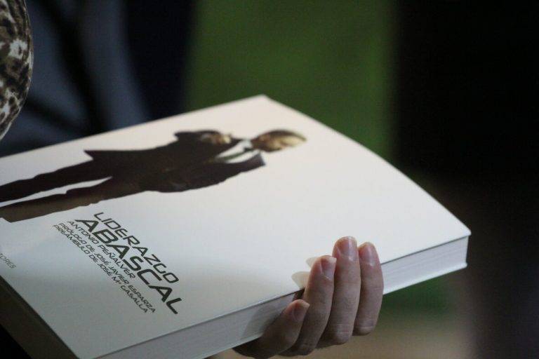 FOTOGRAFÍA. BARCELONA (REINO DE ESPAÑA), 27 DE SEPTIEMBRE DE 2024. Sociólogo: "El único político español solvente y calificado de 'líder' es Santiago Abascal Conde".- El licenciado en Ciencias Políticas y Sociología por la Universidad Complutense de Madrid (UCM), Antonio Peñalver Martínez, presente su última obra "Liderazgo Abascal" en calle calle del Camp 28 de Barcelona, casa del pueblo de la Resistencia en provincia de Barcelona; un acto que ha contado con la moderación de la diputada por Barcelona al Congreso de los Diputados, María Caridad Mejías Sánchez (Carina Mejías). Lasvocesdelpueblo (Ñ Pueblo)