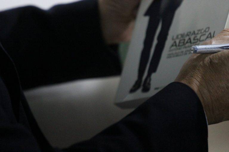 FOTOGRAFÍA. BARCELONA (REINO DE ESPAÑA), 27 DE SEPTIEMBRE DE 2024. Viento fuerte con rachas muy fuertes este sábado. El licenciado en Ciencias Políticas y Sociología por la Universidad Complutense de Madrid (UCM), Antonio Peñalver Martínez, presente su última obra "Liderazgo Abascal" en calle calle del Camp 28 de Barcelona, casa del pueblo de la Resistencia en provincia de Barcelona; un acto que ha contado con la moderación de la diputada por Barcelona al Congreso de los Diputados, María Caridad Mejías Sánchez (Carina Mejías). Lasvocesdelpueblo (Ñ Pueblo)