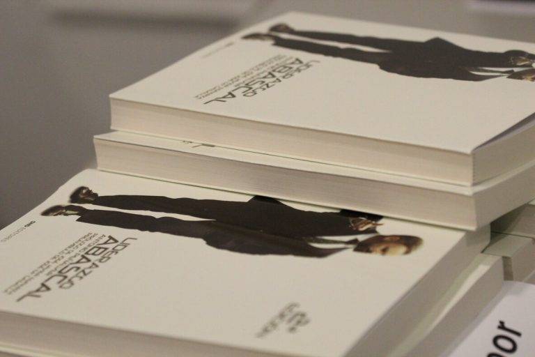 FOTOGRAFÍA. BARCELONA (REINO DE ESPAÑA), 27 DE SEPTIEMBRE DE 2024. Cielos cubiertos y precipitaciones el martes 1 de octubre.- El licenciado en Ciencias Políticas y Sociología por la Universidad Complutense de Madrid (UCM), Antonio Peñalver Martínez, presente su última obra "Liderazgo Abascal" en calle calle del Camp 28 de Barcelona, casa del pueblo de la Resistencia en provincia de Barcelona; un acto que ha contado con la moderación de la diputada por Barcelona al Congreso de los Diputados, María Caridad Mejías Sánchez (Carina Mejías). Lasvocesdelpueblo (Ñ Pueblo)