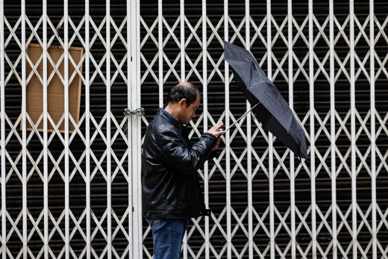 FOTOGRAFÍA. VALENCIA (COMUNIDAD VALENCIANA) REINO DE ESPAÑA, 19 DE SEPTIEMBRE DE 2024. Aviso naranja o amarillo por lluvias y tormentas hoy.- Un hombre camina bajo la lluvia este jueves en Valencia. Efe