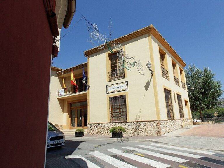 FOTOGRAFÍA. POLOP (ALICANTE) REINO DE ESPAÑA, 09 DE SEPTIEMBRE DE 2024. VOX reclama la lista de Mayorales para "Xirles 2025" en Polop.-  Detalle de una fachada del Ayuntamiento de Polop, provincia de Alicante, Comunidad Valenciana, en el Reino de España, este lunes 9 de septiembre de 2024. Lasvocesdelpueblo (Ñ Pueblo)