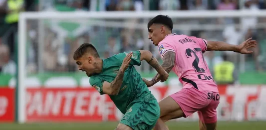 FOTOGRAFÍA. SEVILLA (ANDALUCÍA), 15 DE ABRIL DE 2023. Betis y Espanyol dirimen un duelo con obligación común.- El centrocampista del Betis Rodrigo Sánchez "Rodri" (i) juega un balón ante Rubén Sánchez, del Espanyol, en el estadio Benito Villamarín, en Sevilla. Efe