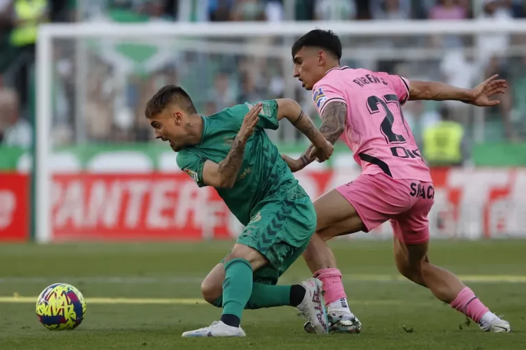 FOTOGRAFÍA. SEVILLA (ANDALUCÍA), 15 DE ABRIL DE 2023. Betis y Espanyol dirimen un duelo con obligación común.- El centrocampista del Betis Rodrigo Sánchez "Rodri" (i) juega un balón ante Rubén Sánchez, del Espanyol, en el estadio Benito Villamarín, en Sevilla. Efe