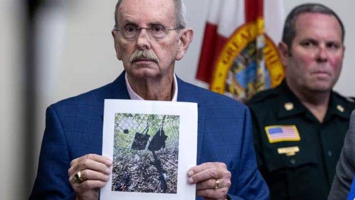 FOTOGRAFÍA. MIAMI (ESTADOS UNIDOS DE AMÉRICA), 15 DE SEPTIEMBRE DE 2024. "TRUMP-VANCE (¡Make America Great Again! 15 de septiembre de 2024 - Declaración de campaña de Trump. 'El presidente Trump está a salvo después de los disparos en su vecindad. No hay más detalles en este momento'. - Steven Cheung, director de comunicaciones de la campaña de Trump". ("TRUMP-VANCE (Make America Great Again! September 15, 2024 - Trump Campaign Statement.'President Trump is safe following gunshots in his vicinity. No further details at this time'. - Steven Cheung, Trump Campaign Communications Director"). Campaña presidencial sin precedentes: nuevo intento de asesinar al candidato Donald John Trump, el candidato al juicio del enemigo no puede llegar de ninguna manera vivo el día de las elecciones porque va a ganar los comicios y volverá a la Casa Blanca a cambiar el mundo y hacer grande otra vez a los Estados Unidos. En la imagen: West Palm Beach Sheriff Task Force Contact Sheriff Ric L. Bradshaw shows a picture of an AK-style rifle with a scope, and bags found by the Secret Service at the Trump International Golf Club in in West Palm Beach, Florida, USA on 15 September 2024. Efe