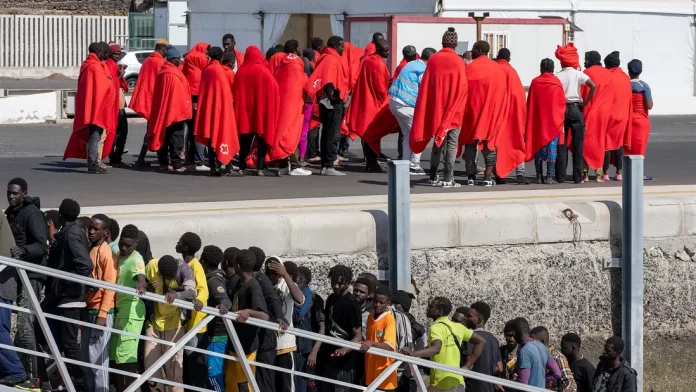 Canarias registra 2.658 inmigrantes ilegales en 7 días FOTOGRAFÍA. LANZAROTE (REINO DE ESPAÑA), 22 DE SEPTIEMBRE DE 2024. La Salvamar Al Nair ha rescatado hoy domingo a unas 121 inmigrantes ilegales cuando viajaban en dos embarcaciones en aguas próximas a Lanzarote (islas Canarias) Reino de España. Efe