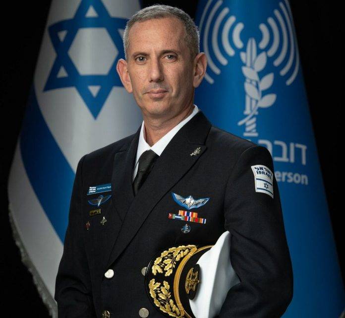 FOTOGRAFÍA. JERUSALÉN (ISRAEL), 28 DE MARZO DE 2023. Daniel Hagari (דניאל "דני" הגרי), el "Tat-Aluf" (General y Almirante) -contralmirante de las Fuerzas de Defensa de Israel (FDI)- que actualmente se desempeña como jefe de la Unidad del Portavoz de las FDI, anteriormente como comandante de la Dirección de Operaciones de la Armada israelí, asistente del Jefe de Estado Mayor , Herzl Halevi ("Herzi"), comandante de la Unidad de Comando Marino Shayetet 13 y de la oficina del Jefe de Estado Mayor. En cuanto al servicio militar, el contralmirante Hagari se unió a las FDI en marzo de 1995 y se presentó como voluntario a la Unidad de Operaciones Especiales Navales, Shayetet 13. Después de completar el entrenamiento del curso de guerrero en Shaytet, fue al curso de oficial de infantería. Al final del curso regresó a Shayetet 13 y fue designado comandante de pelotón durante la Operación Escudo Defensivo. Más tarde sirvió como comandante adjunto de Gadsar Nahal entre 2003 y 2004. Después de eso, fue designado comandante adjunto de un caza en Shayetet 13. En 2007, el contralmirante Hagari fue ascendido al rango de Teniente coronel (Sgan-Aluf) y nombrado comandante de un escuadrón de buques en Shayetet 13, y sirvió en este puesto hasta 2009. Luego fue nombrado comandante de un escuadrón de entrenamiento en Shayetet 13 entre 2009 y 2011. Más tarde sirvió como comandante adjunto de Shayetet 13 entre 2011 y 2012. Posteriormente fue nombrado jefe de la oficina del Jefe de Estado Mayor, Benny Gantz, puesto que ocupó entre los años 2013-2015. El 29 de marzo de 2023, Hagari fue nombrado jefe de la Unidad del Portavoz de las FDI, en reemplazo de Ran Kochav. El nombramiento de Hagari fue la continuación de una política reciente de elegir a oficiales militares de carrera en lugar de periodistas civiles como jefes de la Unidad del Portavoz. Crédito Unidad del Portavoz de las FDI/(דובר צה"ל)/Dover Tzáhal/Lasvocesdelpueblo (Ñ Pueblo)