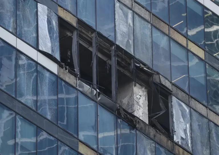 FOTOGRAFÍA. MOSCÚ (RUSIA), 08 DE AGOSTO DE 2023. Rusia amanece bajo ataque masivo de Ucrania.- Detalle de un edificio dañado en el centro de negocios de Moscú tras un ataque con drones del Ejército de Ucrania, como respuesta a la invasión mortífera rusa de Ucrania. Efe