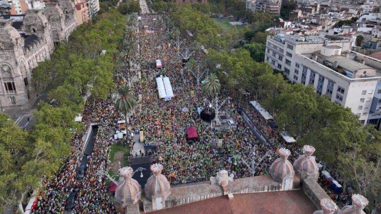 FOTOGRAFÍA. BARCELONA (REINO DE ESPAÑA), 11 DE SEPTIEMBRE DE 2024. ANC moviliza a miles de «sepa-ratas» en toda Cataluña. ANC moviliza a miles de sepa-ratas en toda Cataluña. Día de Cataluña/Diada de Catalunya 2024. La principal asociación separatista en Cataluña, Assemblea Nacional Catalana (ANC) que preside el el cantautor de ultraizquierda Lluís Llach Grande, y vicepreside la ultra antiespañola Nohemí Zafra Galvez, moviliza en el centro de Barcelona por la unidad secesionista con la esperanza de volver pronto a ser fuerte como en 2017 y plantear nuevamente la destrucción total del Reino de España y la construcción de un Estado nuevo secesionista: la República comunista Catalana. Un día de Cataluña secuestrado por una antiEspaña que también se ha reunido en El Fossar de les Moreres (Fosal de las Moreras) —una plaza de la ciudad de Barcelona construida sobre el antiguo cementerio perteneciente a la adyacente basílica de Santa María del Mar que integra los elementos conmemorativos a los caídos durante el asedio de Barcelona de 1714, en el marco de la Guerra de Sucesión Española de 1714 (conflicto de las Coronas austriacas y borbónicas que para el separatismo en sus mentes sucias, tergiversadores, engañosas y manipuladoras de la realidad histórica, considera "guerra de secesión"); el motivo de que en este lugar se recuerde a los defensores caídos de la ciudad de Barcelona es que, durante la batalla del 11 de septiembre de 1714, muchos de los defensores muertos en combate fueron enterrados aquí, pero también los contrarios—. Lasvocesdelpueblo (Ñ Pueblo)