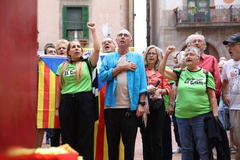 FOTOGRAFÍA. BARCELONA (REINO DE ESPAÑA), 11 DE SEPTIEMBRE DE 2024. Precipitaciones y descenso de temperaturas hoy domingo. Día de Cataluña/Diada de Catalunya 2024. La antiEspaña se reúne en El Fossar de les Moreres (Fosal de las Moreras) —una plaza de la ciudad de Barcelona construida sobre el antiguo cementerio perteneciente a la adyacente basílica de Santa María del Mar que integra los elementos conmemorativos a los caídos durante el asedio de Barcelona de 1714, en el marco de la Guerra de Sucesión Española de 1714 (conflicto de las Coronas austriacas y borbónicas que para el separatismo en sus mentes sucias, tergiversadores, engañosas y manipuladoras de la realidad histórica, considera "guerra de secesión"); el motivo de que en este lugar se recuerde a los defensores caídos de la ciudad de Barcelona es que, durante la batalla del 11 de septiembre de 1714, muchos de los defensores muertos en combate fueron enterrados aquí, pero también los contrarios—. La principal asociación separatista en Cataluña, Assemblea Nacional Catalana (ANC) que preside el el cantautor de ultraizquierda Lluís Llach Grande, y vicepreside la ultra antiespañola Nohemí Zafra Galvez, asegura que: "Hoy también hemos hecho la ofrenda floral en el Fossar de les Moreres, un espacio que nos recuerda que somos un país ocupado desde 1714. En el Fossar de les Moreres no se entierra ningún traidor. Hasta perdiendo nuestras banderas será la urna del honor". Considera que ha sido "el acto político" de "Unidad nacional por la independencia". El presidente de ANC ha cerrado el acto: "Las banderas sólo sirven cuando cobijan libertades y derechos sociales". Lasvocesdelpueblo (Ñ Pueblo)