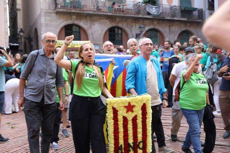 FOTOGRAFÍA. BARCELONA (REINO DE ESPAÑA), 11 DE SEPTIEMBRE DE 2024. ANC: La trayectoria de Oriol Junqueras acumula "fracaso tras fracaso hasta la debacle final que está pasando ahora (en el independentismo)". Tiempo estable el sábado. Día de Cataluña/Diada de Catalunya 2024. La antiEspaña se reúne en El Fossar de les Moreres (Fosal de las Moreras) —una plaza de la ciudad de Barcelona construida sobre el antiguo cementerio perteneciente a la adyacente basílica de Santa María del Mar que integra los elementos conmemorativos a los caídos durante el asedio de Barcelona de 1714, en el marco de la Guerra de Sucesión Española de 1714 (conflicto de las Coronas austriacas y borbónicas que para el separatismo en sus mentes sucias, tergiversadores, engañosas y manipuladoras de la realidad histórica, considera "guerra de secesión"); el motivo de que en este lugar se recuerde a los defensores caídos de la ciudad de Barcelona es que, durante la batalla del 11 de septiembre de 1714, muchos de los defensores muertos en combate fueron enterrados aquí, pero también los contrarios—. La principal asociación separatista en Cataluña, Assemblea Nacional Catalana (ANC) que preside el el cantautor de ultraizquierda Lluís Llach Grande, y vicepreside la ultra antiespañola Nohemí Zafra Galvez, asegura que: "Hoy también hemos hecho la ofrenda floral en el Fossar de les Moreres, un espacio que nos recuerda que somos un país ocupado desde 1714. En el Fossar de les Moreres no se entierra ningún traidor. Hasta perdiendo nuestras banderas será la urna del honor". Considera que ha sido "el acto político" de "Unidad nacional por la independencia". El presidente de ANC ha cerrado el acto: "Las banderas sólo sirven cuando cobijan libertades y derechos sociales". Lasvocesdelpueblo (Ñ Pueblo)