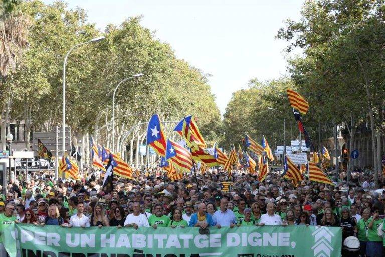 FOTOGRAFÍA. BARCELONA (REINO DE ESPAÑA), 11 DE SEPTIEMBRE DE 2024. Día de Cataluña/Diada de Catalunya 2024. La principal asociación separatista en Cataluña, Assemblea Nacional Catalana (ANC) que preside el el cantautor de ultraizquierda Lluís Llach Grande, y vicepreside la ultra antiespañola Nohemí Zafra Galvez, moviliza en el centro de Barcelona por la unidad secesionista con la esperanza de volver pronto a ser fuerte como en 2017 y plantear nuevamente la destrucción total del Reino de España y la construcción de un Estado nuevo secesionista: la República comunista Catalana. Un día de Cataluña secuestrado por una antiEspaña que también se ha reunido en El Fossar de les Moreres (Fosal de las Moreras) —una plaza de la ciudad de Barcelona construida sobre el antiguo cementerio perteneciente a la adyacente basílica de Santa María del Mar que integra los elementos conmemorativos a los caídos durante el asedio de Barcelona de 1714, en el marco de la Guerra de Sucesión Española de 1714 (conflicto de las Coronas austriacas y borbónicas que para el separatismo en sus mentes sucias, tergiversadores, engañosas y manipuladoras de la realidad histórica, considera "guerra de secesión"); el motivo de que en este lugar se recuerde a los defensores caídos de la ciudad de Barcelona es que, durante la batalla del 11 de septiembre de 1714, muchos de los defensores muertos en combate fueron enterrados aquí, pero también los contrarios—. Lasvocesdelpueblo (Ñ Pueblo)