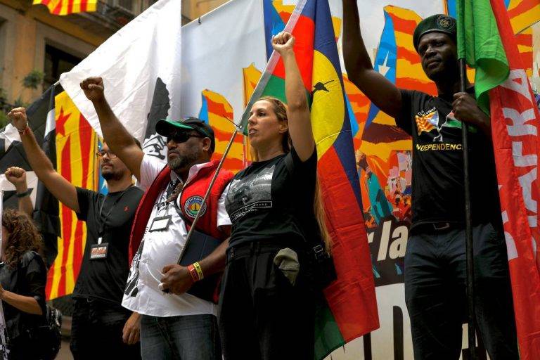 FOTOGRAFÍA. BARCELONA (REINO DE ESPAÑA), 11 DE SEPTIEMBRE DE 2024. Precipitaciones fuertes y persistentes el jueves. Día de Cataluña/Diada de Catalunya 2024. La antiEspaña se reúne en El Fossar de les Moreres (Fosal de las Moreras) —una plaza de la ciudad de Barcelona construida sobre el antiguo cementerio perteneciente a la adyacente basílica de Santa María del Mar que integra los elementos conmemorativos a los caídos durante el asedio de Barcelona de 1714, en el marco de la Guerra de Sucesión Española de 1714 (conflicto de las Coronas austriacas y borbónicas que para el separatismo en sus mentes sucias, tergiversadores, engañosas y manipuladoras de la realidad histórica, considera "guerra de secesión"); el motivo de que en este lugar se recuerde a los defensores caídos de la ciudad de Barcelona es que, durante la batalla del 11 de septiembre de 1714, muchos de los defensores muertos en combate fueron enterrados aquí, pero también los contrarios—. La principal asociación separatista en Cataluña, Assemblea Nacional Catalana (ANC) que preside el el cantautor de ultraizquierda Lluís Llach Grande, y vicepreside la ultra antiespañola Nohemí Zafra Galvez, asegura que: "Hoy también hemos hecho la ofrenda floral en el Fossar de les Moreres, un espacio que nos recuerda que somos un país ocupado desde 1714. En el Fossar de les Moreres no se entierra ningún traidor. Hasta perdiendo nuestras banderas será la urna del honor". Considera que ha sido "el acto político" de "Unidad nacional por la independencia". El presidente de ANC ha cerrado el acto: "Las banderas sólo sirven cuando cobijan libertades y derechos sociales". Lasvocesdelpueblo (Ñ Pueblo)