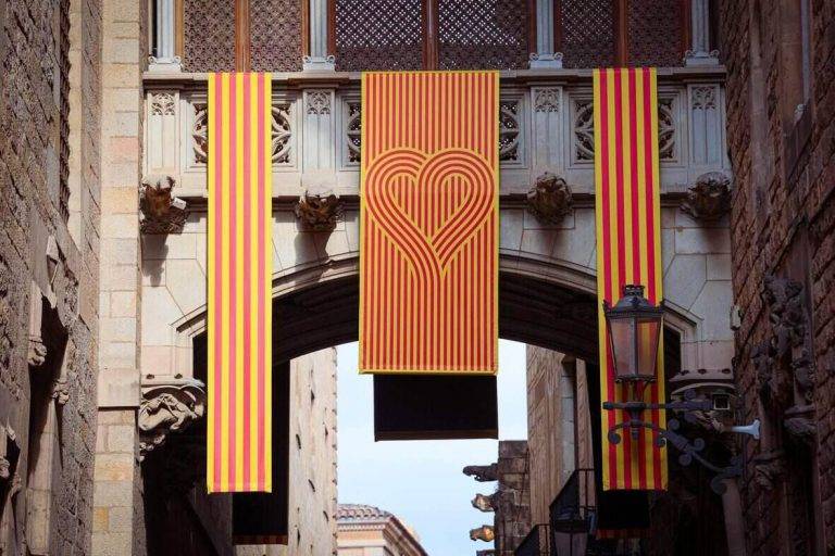 FOTOGRAFÍA. BARCELONA (REINO DE ESPAÑA), 10 DE SEPTIEMBRE DE 2024. Los ediles de VOX no asisten a la Diada en Tarragona. El Palacio del Gobierno catalán y sus alrededores se visten de los colores oficiales de la bandera regional oficial de la Comunidad autónoma de Cataluña en la era del nuevo presidente del Govern de la Generalitat de Catalunya, primer secretario general del Partit dels Socialistes de Catalunya -marca blanca del Partido Socialista Obrero Español (PSOE)en Cataluña- (PSC) y exministro de Sanidad del Gobierno del Reino de España por el PSOE, Salvador Illa Roca, quien mañana participará a su primer acto con el motivo del Día de Cataluña, la ofrenda floral al monumento a Rafael Casanova Comes (Moyá, c. 1660 - San Baudilio de Llobregat, 2 de mayo de 1743) quien fue un jurista español, partidario del archiduque Carlos de Austria como rey de España durante la guerra de sucesión española, Conseller en Cap de la ciudad de Barcelona y máxima autoridad militar y política de Cataluña durante el sitio borbónico de Barcelona. De hecho, herido en la batalla final del 11 de septiembre de 1714, Rafael Casanova Comes fue exonerado de sus cargos políticos y militares en virtud del perdón real que alcanzó a la mayoría de dirigentes políticos catalanes, y volvió a ejercer la abogacía hasta poco antes de su muerte. Rafael Casanova Comes mantuvo el contacto con varios de los que habían sido dirigentes de la ciudad durante el sitio, así como con los exiliados en el Imperio austríaco, y se le atribuye la autoría de un opúsculo austracista publicado en 1736. Lasvocesdelpueblo (Ñ Pueblo)