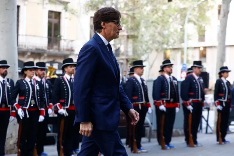 FOTOGRAFÍA. BARCELONA (REINO DE ESPAÑA), 11 DE SEPTIEMBRE DE 2024. Día de Cataluña/Diada de Catalunya. El presidente del Govern de la Generalitat de Catalunya, primer secretario general del Partit dels Socialistes de Catalunya -marca blanca del Partido Socialista Obrero Español (PSOE)en Cataluña- (PSC) y exministro de Sanidad del Gobierno del Reino de España por el PSOE, Salvador Illa Roca, participa en su primer acto con el motivo del Día de Cataluña, en una ofrenda floral al monumento a Rafael Casanova Comes (Moyá, c. 1660 - San Baudilio de Llobregat, 2 de mayo de 1743) quien fue un jurista español, partidario del archiduque Carlos de Austria como rey de España durante la guerra de sucesión española, Conseller en Cap de la ciudad de Barcelona y máxima autoridad militar y política de Cataluña durante el sitio borbónico de Barcelona. De hecho, herido en la batalla final del 11 de septiembre de 1714, Rafael Casanova Comes fue exonerado de sus cargos políticos y militares en virtud del perdón real que alcanzó a la mayoría de dirigentes políticos catalanes, y volvió a ejercer la abogacía hasta poco antes de su muerte. Rafael Casanova Comes mantuvo el contacto con varios de los que habían sido dirigentes de la ciudad durante el sitio, así como con los exiliados en el Imperio austríaco, y se le atribuye la autoría de un opúsculo austracista publicado en 1736. Lasvocesdelpueblo (Ñ Pueblo)