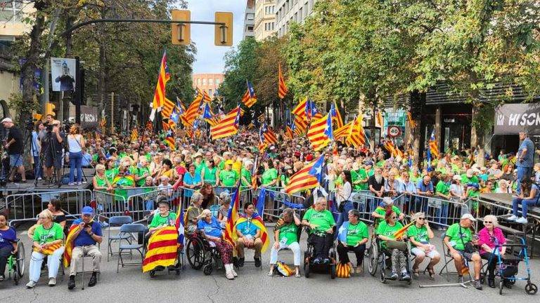 FOTOGRAFÍA. GERONA (REINO DE ESPAÑA), 11 DE SEPTIEMBRE DE 2024. Descenso notable de temperaturas el viernes. Diada de Catalunya/Día de Cataluña 2024, Once Septiembre.La principal asociación separatista en Cataluña, Assemblea Nacional Catalana (ANC) que preside el el cantautor de ultraizquierda Lluís Llach Grande, y vicepreside la ultra antiespañola Nohemí Zafra Galvez, moviliza contra España, aunque esta vez en busca desesperada de unidad en el secesionismo, en la Gran Vía de Jaime I de Gerona a miles de manifestantes "comprometidos volvieron a las calles un año más, con autocares venidos de comarcas gerundenses" cuando los partidos políticos del separatismo ya no se creen en nada que sea salvarse a ellos mismos, como ha hecho la extrema izquierda separa-ratas Esquerra Republicana de Catalunya (ERC) apoyando un "Gobierno del Artículo 155 de la Constitución Española", el del ultra primer secretario del Partit dels Socialistes de Catalunya (PSC), salvador Illa Roca, con el fin de frenar su hundimiento ganando tiempo. Lasvocesdelpueblo (Ñ Pueblo)