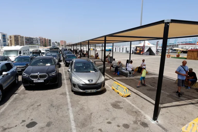 FOTOGRAFÍA. CÁDIZ (ANDALUCÍA) REINO DE ESPAÑA, 15 DE SEPTIEMBRE DE 2024. Vehículos durante la Operación Paso del Estrecho (OPE). La Operación Paso del Estrecho (OPE), que se inició el pasado 13 de junio, concluye este domingo, última jornada de retorno de los emigrantes magrebíes que trabajan en Europa y pasan sus vacaciones en el Magreb, y en la que se han contabilizado más de 1,7 millones de embarques de pasajeros. Efe