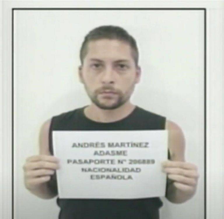 FOTOGRAFÍA. CARACAS (VENEZUELA), 15 DE SEPTIEMBRE DE 2024. Captura de pantalla de una transmisión del canal de televisión estatal Venezolana de Televisión (VTV), donde se observa al español Andrés Martínez Adasne, uno de los dos detenidos ir la dictadura comunista y chavista en Venezuela. AME9716. CARACAS (VENEZUELA), 14/09/2024.- Captura de pantalla de una transmisión del canal de televisión estatal Venezolana de Televisión (VTV), donde se observa al ciudadano español Andrés Martínez Adasne sosteniendo una hoja con sus datos de identificación, en Caracas (Venezuela). El ministro del Interior en funciones de la dictadura, Diosdado Cabello, anunció hoy la detención de dos "ciudadanos españoles, tres estadounidenses y un checo", implicados en una supuesta "operación que tenía como objetivo llevar a cabo actos terroristas, entre ellos asesinar al presidente en funciones de la dictadura, Nicolás Maduro Moros. Efe