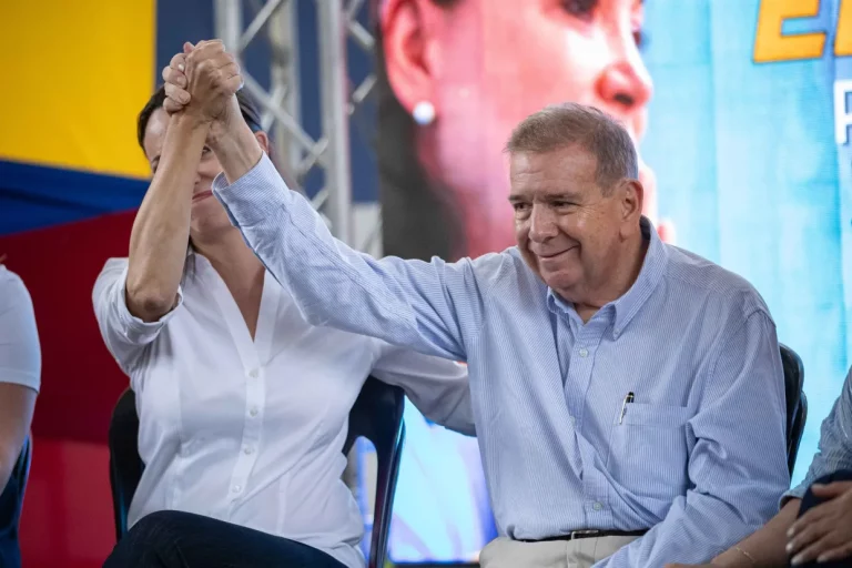 FOTOGRAFÍA. CARACAS (VENEZUELA), 31 DE MAYO DE 2024. Edmundo Gonzalez urrutia, Maria Manchado Corina Parisca, El perseguido presidente electo de Venezuela recibe el apoyo. Campaña electoral elecciones Venezuela 2024 (28 de julio). Detalle del abanderado de la alianza opositora antichavista y anticomunista Plataforma Unitaria Democrática (PUD), Edmundo González Urrutia, acompañado de la líder opositora María Corina Machado Parisca, en un acto de campaña electoral. Efe