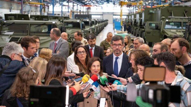 FOTOGRAFÍA. VALGA (PONTEVEDRA) GALICIA (REINO DE ESPAÑA), 30 DE SEPTIEMBRE DE 2024. La ministra de Defensa La ministra de Defensa del gobierno de España,  María Margarita Robles Fernández (Margarita Robles) (c), atiende a la prensa durante su visita las instalaciones de URO vehículos especiales S.A en Valga (Pontevedra) este lunes. Efe