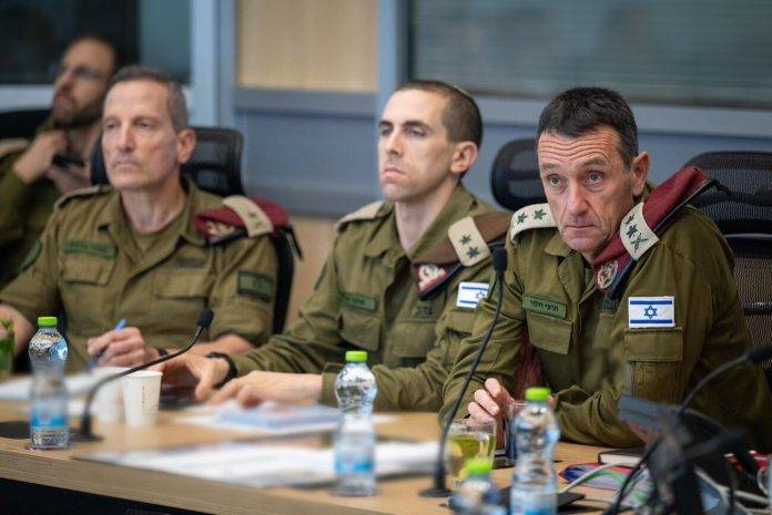 FOTOGRAFÍA. JERUSALÉN (ISRAEL), 19 DE SEPTIEMBRE DE 2024. El Jefe del Estado Mayor del Ejército de defensa de Israel, el Tzáhal, el heroico general del pueblo judío Herzi Halevi (dcha), aprobó alcances a objetivos terroristas del grupo terrorista chií socio de Irán y de la cruzada internacional socialista-ultraderecha (nazismo), el ISIS Hezbolá en el Líbano, desde el centro de operaciones subterráneo de la sede de las Fuerzas de Defensa de israel (FDI). Hasta el momento, "más de 300 objetivos de Hezbolá han sido alcanzados hoy, lunes 23 de septiembre de 2024", aseguran fuentes de los Guerreros Santos de la Tierra Santa, Israel. FDI (Tzáhal)/Lasvocesdelpueblo (Ñ Pueblo)