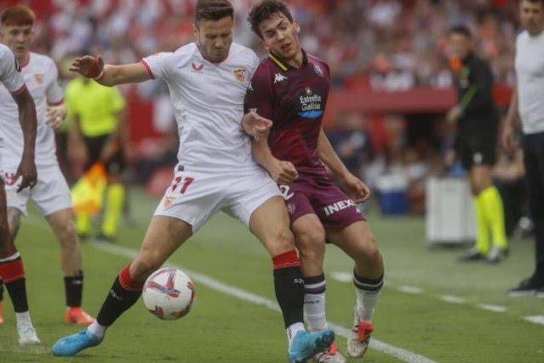FOTOGRAFÍA. SEVILLA (REINO DE ESPAÑA), 24 DE SEPTIEMBRE DE 2024. El centrocampista del Sevilla FC Saúl Ñíguez (i) ante el centrocampista del Valladolid Mario Martín (d) durante el partido de la jornada 7 de LaLiga EA Sports disputado en el estadio Sánchez Pizjuán de Sevilla. Efe