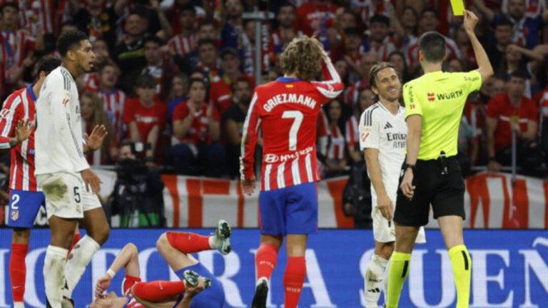 FOTOGRAFÍA. MADRID (REINO DE ESPAÑA), 29 DE SEPTIEMBRE DE 2024. Ángel Correa nivela el derbi especulativo (1-1).- El centrocampista croata del Real Madrid Luka Modric (2d) es amonestado durante el encuentro correspondiente a la jornada 8 de LaLiga EA Sports disputado entre el Atlético de Madrid y el Real Madrid en el estadio Civitas Metropolitano de Madrid. Efe