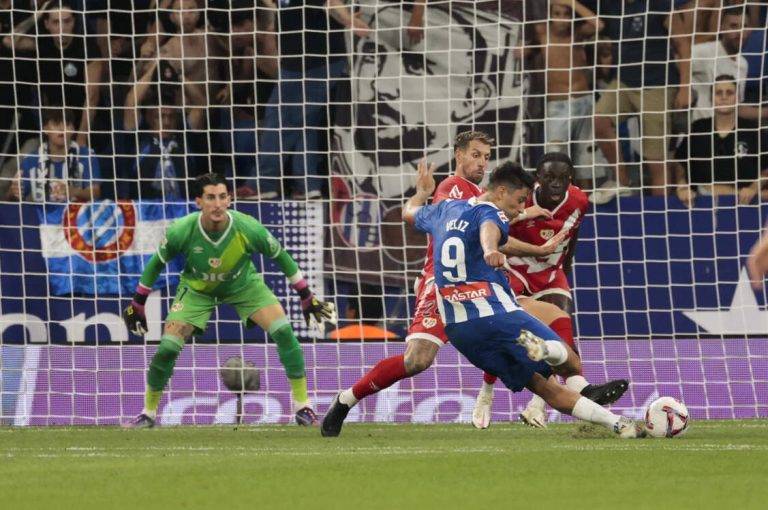 FOTOGRAFÍA. CORNELLÁ DE LLOBREGAT (BARCELONA), 31 DE AGOSTO DE 2024. El Espanyol registra su primera victoria. El delantero del Espanyol Alejo Véliz se dispone a marcar el segundo gol de su equipo durante el partido de la cuarta jornada de LaLiga entre el RCD Espanyol y el Rayo Vallecano, este sábado en el estadio RCDE Stadium. Efe