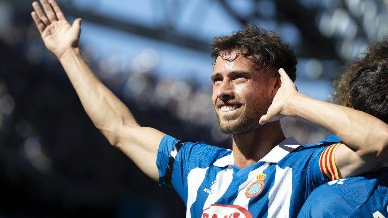 FOTOGRAFÍA. CORNELLÁ DE LLOBREGAT (BARCELONA) REINO DE ESPAÑA, 14 DE SEPTIEMBRE DE 2024. Importante victoria del Espanyol (3-2). El delantero del Espanyol Javi Puado celebra tras marcar el 1-0 durante el encuentro de LaLiga entre el RCD Espanyol y el Deportivo Alavés, en el RCDE Stadium de Cornellà de Llobregat (Barcelona). Efe