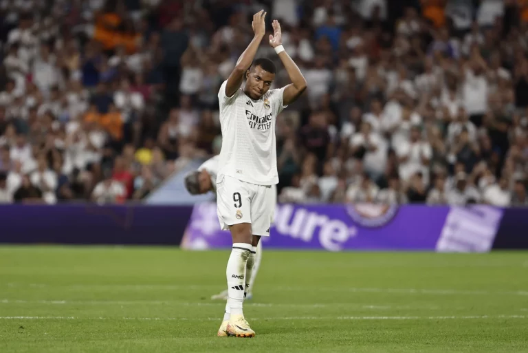 FOTOGRAFÍA. MADRID (REINO DE ESPAÑA), 2 DE SEPTIEMBRE DE 2024. Mbappé ya carbura (2-0).- El delantero del Real Madrid Kylian Mbappé saluda a la afición tras su cambio durante el partido de la cuarta jornada de LaLiga entre el Real Madrid y el Real Betis, este domingo en el estadio Santiago Bernabéu. Efe