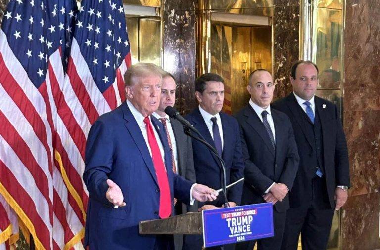 FOTOGRAFÍA. NUEVA YORK (ESTADOS UNIDOS DE AMÉRICA), 06 DE SEPTIEMBRE DE 2024. Trump registra una victoria legal. El expresidente y candidato a la presidencia, Donald Trump, habla durante una conferencia de prensa este viernes en el vestíbulo de la Torre Trump en Nueva York (EE.UU.). Efe
