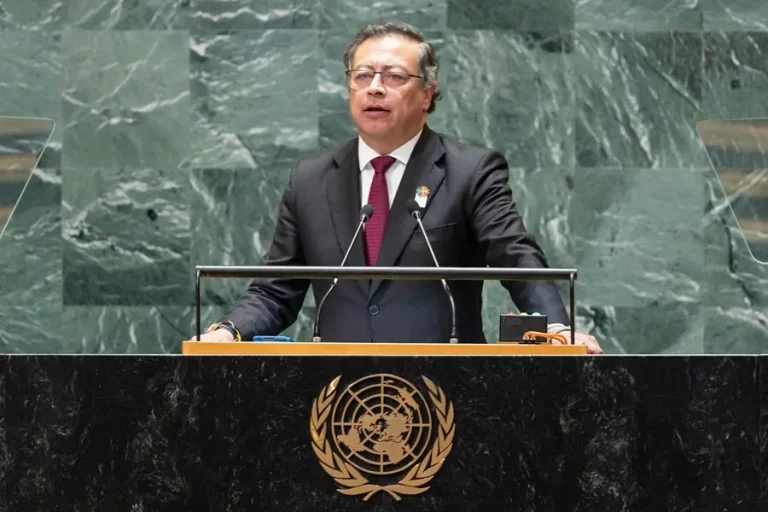 FOTOGRAFÍA. NACIONES UNIDAS (NUEVA YORK) ESTADOS UNIDOS DE AMÉRICA, 24 DE SEPTIEMBRE DE 2024. Asamblea General de la ONU de septiembre de 2024. El presidente ultra de ideología comunista y ex terrorista de Colombia miembro del grupo terrorista colombiano de ideología extrema izquierda y separatista "Movimiento 19 de abril (M-19)", Gustavo Francisco Petro Urrego (Gustavo Petro), interviene desde la Tribunal de Naciones Unidas, desde donde ha hecho un llamamiento a una revolución comunista desde las clases obreras del mundo entero, usando eufemismo del Cambio Climático y su apoyo a los grupos terroristas islamistas palestinos Hamás y Yihad Islámica Palestina y Hezbolá en el Líbano. El ex terrorista Gustavo Francisco Petro Urrego (Gustavo Petro) no ha dicho absolutamente nado contra sus socios terroristas, sí contra el primer ministro de Israel Bibi (Benjamin Netanyahu) y, sobre todo contra Israel, llegando a decir barbaridades como que "resulta que la Tierra Santa (Israel)" -que señala literalmente los textos bíblicos de cualquier religión, aunque le pese a este supremacista y tirano naco-comunista del siglo XXI, no era Israel sino las personas como él, ex asesino comunista y, por supuesto, Hamás y Yihad Islámica Palestina y Hezbolá, que nunca nombra pero los señalan como "palestinos" o "libámenes". Gustavo Francisco Petro Urrego (Gustavo Petro) no ha querido aprovechar de su intervención para condenar la masacre terrorista de sus socios del ISIS Hamás y Yihad Islámica palestina en el territorio soberano de Israel el pasado 7 de octubre de 2023 con secuestro de centenares de civiles o de la matanza de niños perpetrada reciententemente por sus socios del Hezbolá en la ciudad de Majdal Shams (Golán) Israel. Eso sí, ha mencionado  en varias ocasiones las desgraciadas muertes de críos palestinos, obligadas su familiares por parte de ISIS Hamás a no huir de la zona de los bombardeos ya que las Fuerzas de Defensa de Israel (FDI) siempre avisan al menos 24 horas a las poblaciones de abandonar la zona antes de actuar contra los terroristas islamistas comunistas. Efe