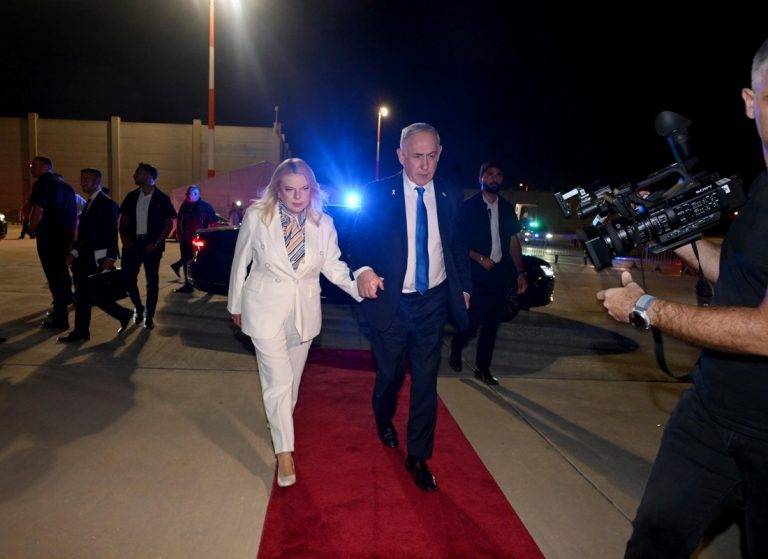FOTOGRAFÍA. JERUSALÉN (ISRAEL), 26 DE SEPTIEMBRE DE 2024. El primer ministro Bibi (Benjamín Netanyahu) y su esposa Sara Ben-Artzi (Sara Netanyahu o Sara Ben-Artzi Netanyahu), viajaron a Nueva York (Estados unidos de América) temprano esta mañana del jueves, ante toda sorpresa dado que la Oficina del Primer Ministro de la Tierra Santa canceló el viaje hace unos días tras la amenaza del grupo terrorista yihadista socio de la República islámica de Irán en el Medio Oriente, el Hezbolá, de una guerra total con el pueblo de israel, cambiando los terroristas yihadistas chiíes sus habituales banderas amarillas por las de colores rojo, es decir, declaración de guerra. Bibi debería participar en la 79ª Asamblea de la Organización de las Naciones Unidas (ONU). Oficina del Primer Ministro de Israel/Lasvocesdelpueblo (Ñ Pueblo)