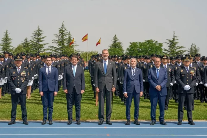 FOTOGRAFÍA. ÁVILA (CASTILLA Y LEÓN) REINO DE ESPAÑA), 28 DE JUNIO DE 2024. Precipitaciones generalizadas y viento fuerte el jueves.- Su majestad Felipe Juan Pablo Alfonso de Todos los Santos de Borbón y Grecia (Felipe VI) rey de España, preside el acto de jura de la XXXVIII promoción de la Escala Básica de la Policía Nacional, este viernes en Ávila. Don Felipe VI ha presidido en la Escuela Nacional de Policía de Ávila la jura de los 2.208 integrantes de la XXXVIII Promoción de la Escala Básica del Cuerpo Nacional de Policía, denominada por el director adjunto operativo de la Policía, el comisario principal José Ángel González, como la "promoción del bicentenario". El monarca ha presidido su primera jura de agentes de la Policía Nacional como jefe del Estado, ya que el 11 de octubre de 2006 también lo hizo en estas mismas instalaciones de la capital abulense, aunque en aquella ocasión como heredero de la Corona que ahora ostenta desde hace una década. En la tercera visita como rey de España a la capital abulense y la cuarta a la provincia, Felipe VI ha estado acompañado por el ministro del Interior, Fernando Grande-Marlaska; el presidente de la Junta de Castilla y León, Alfonso Fernández Mañueco; el secretario de Estado de Seguridad, Rafael Pérez, y el director general de la Policía, Francisco Pardo, entre otros. Efe
