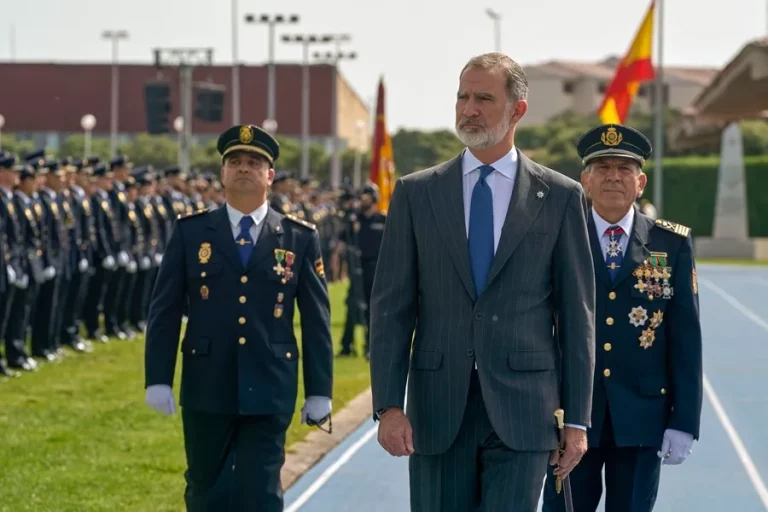 FOTOGRAFÍA. ÁVILA (CASTILLA Y LEÓN) REINO DE ESPAÑA), 28 DE JUNIO DE 2024. Su majestad Felipe Juan Pablo Alfonso de Todos los Santos de Borbón y Grecia (Felipe VI) rey de España, preside el acto de jura de la XXXVIII promoción de la Escala Básica de la Policía Nacional, este viernes en Ávila. Don Felipe VI ha presidido en la Escuela Nacional de Policía de Ávila la jura de los 2.208 integrantes de la XXXVIII Promoción de la Escala Básica del Cuerpo Nacional de Policía, denominada por el director adjunto operativo de la Policía, el comisario principal José Ángel González, como la "promoción del bicentenario". El monarca ha presidido su primera jura de agentes de la Policía Nacional como jefe del Estado, ya que el 11 de octubre de 2006 también lo hizo en estas mismas instalaciones de la capital abulense, aunque en aquella ocasión como heredero de la Corona que ahora ostenta desde hace una década. En la tercera visita como rey de España a la capital abulense y la cuarta a la provincia, Felipe VI ha estado acompañado por el ministro del Interior, Fernando Grande-Marlaska; el presidente de la Junta de Castilla y León, Alfonso Fernández Mañueco; el secretario de Estado de Seguridad, Rafael Pérez, y el director general de la Policía, Francisco Pardo, entre otros. Efe