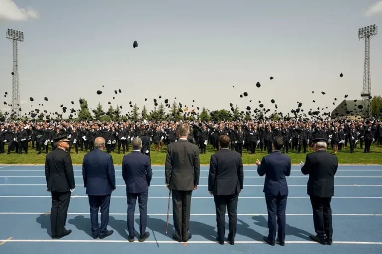 FOTOGRAFÍA. ÁVILA (CASTILLA Y LEÓN) REINO DE ESPAÑA), 28 DE JUNIO DE 2024. Chubascos y tormentas con descenso de temperaturas el viernes.- Su majestad Felipe Juan Pablo Alfonso de Todos los Santos de Borbón y Grecia (Felipe VI) rey de España, preside el acto de jura de la XXXVIII promoción de la Escala Básica de la Policía Nacional, este viernes en Ávila. Don Felipe VI ha presidido en la Escuela Nacional de Policía de Ávila la jura de los 2.208 integrantes de la XXXVIII Promoción de la Escala Básica del Cuerpo Nacional de Policía, denominada por el director adjunto operativo de la Policía, el comisario principal José Ángel González, como la "promoción del bicentenario". El monarca ha presidido su primera jura de agentes de la Policía Nacional como jefe del Estado, ya que el 11 de octubre de 2006 también lo hizo en estas mismas instalaciones de la capital abulense, aunque en aquella ocasión como heredero de la Corona que ahora ostenta desde hace una década. En la tercera visita como rey de España a la capital abulense y la cuarta a la provincia, Felipe VI ha estado acompañado por el ministro del Interior, Fernando Grande-Marlaska; el presidente de la Junta de Castilla y León, Alfonso Fernández Mañueco; el secretario de Estado de Seguridad, Rafael Pérez, y el director general de la Policía, Francisco Pardo, entre otros. Efe