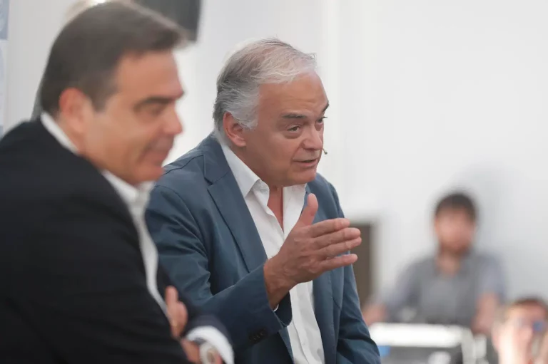 FOTOGRAFÍA. VALENCIA (COMUNIDAD VALENCIANA) REINO DE ESPAÑA, 01 DE JULIO DE 2023.  El eurodiputado y portavoz del Partido Popular Europeo (PPE), vicepresidente de este Grupo progre en la Eurocámara, destacado miembro del socialismo azul en España Partido Popular (PP) donde ejerce de "vicesecretario institucional", Esteban González Pons, ha criticado este sábado, en el que el presidente del Gobierno de España y secretario general del PSOE, Pedro Sánchez Pérez-Castejón, visita Kiev, que un partido que forma parte del Ejecutivo rechace el envío de armas a Ucrania, porque entiende que esa postura debilita la posición de España. Efe