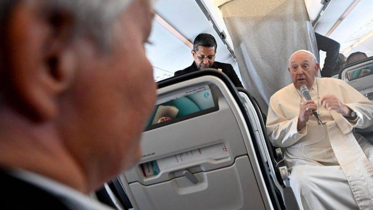 FOTOGRAFÍA. A BORDO DEL AVIÓN PAPAL (EL VATICANO), 29 DE SEPTIEMBRE DE 2024. Papa Francisco: «Me duele" los inmigrantes ilegales muertos y "desaparecidos en Canarias" (España).- El pontífice Jorge Mario Bergoglio (papa Francisco) viaja a L'Aquila para visitar la tumba de Celestino V, de regreso de su viaje a Luxemburgo y Bélgica. El Vaticano/Lasvocesdelpueblo (Ñ Pueblo)