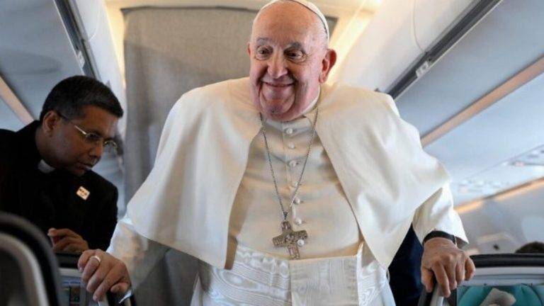 FOTOGRAFÍA. A BORDO DEL AVIÓN PAPAL (EL VATICANO), 29 DE SEPTIEMBRE DE 2024. El pontífice Jorge Mario Bergoglio (papa Francisco) viaja a L'Aquila para visitar la tumba de Celestino V, de regreso de su viaje a Luxemburgo y Bélgica. El Vaticano/Lasvocesdelpueblo (Ñ Pueblo)