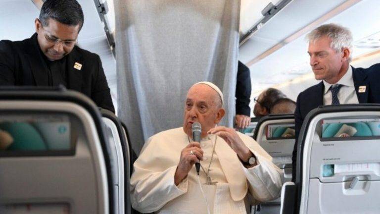 FOTOGRAFÍA. A BORDO DEL AVIÓN PAPAL (EL VATICANO), 29 DE SEPTIEMBRE DE 2024. Papa Francisco: No puede haber «ninguna discusión» sobre el aborto porque «es un homicidio» y el médico que lo practica «es un sicario».- El pontífice Jorge Mario Bergoglio (papa Francisco) viaja a L'Aquila para visitar la tumba de Celestino V, de regreso de su viaje a Luxemburgo y Bélgica. El Vaticano/Lasvocesdelpueblo (Ñ Pueblo)